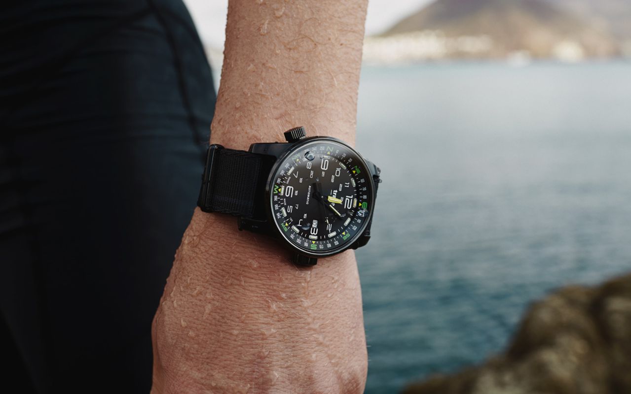 zearek traser P68 Pathfinder automatic black na ręce pływaka